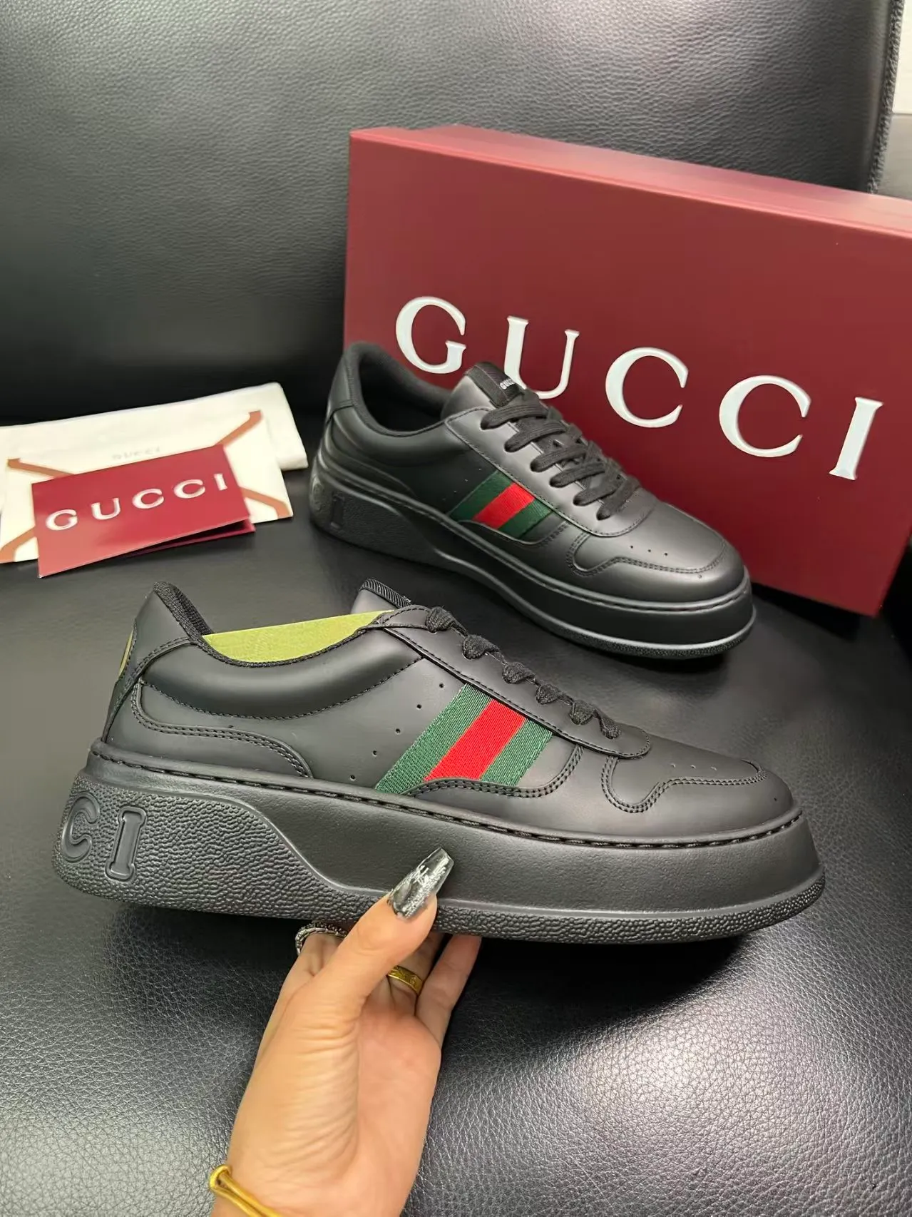 P420 new men's shoes GUCCI [Lightning] latest shoes are shipped. Original quality, fashionable, special materials, inner mesh, brand new packaging. The foot feels super comfortable and the workmanship is impeccable. Size: 38-45